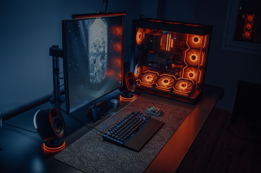 تجميعة كمبيوتر ألعاب بإضاءة RGB مع شاشة